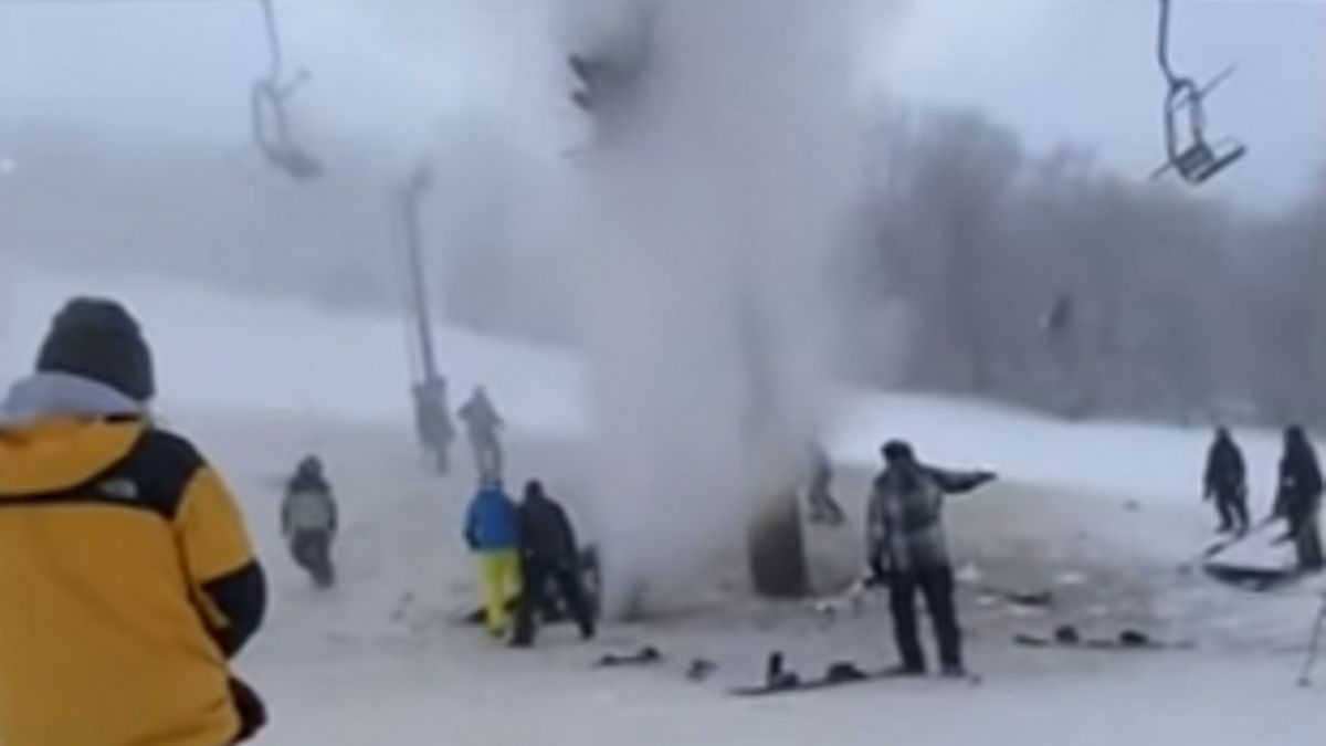 Z hydrantu tryskała woda