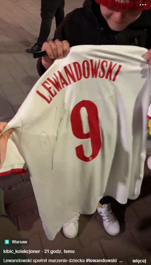 Robert Lewandowski podpisał się na koszulce