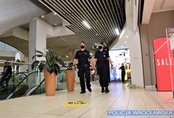 Skrzykują się, by wejść do Ikei bez maseczek. Sieć podpowiada: zostań w domu