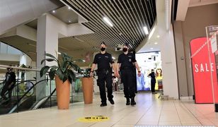 Skrzykują się, by wejść do Ikei bez maseczek. Sieć podpowiada: zostań w domu