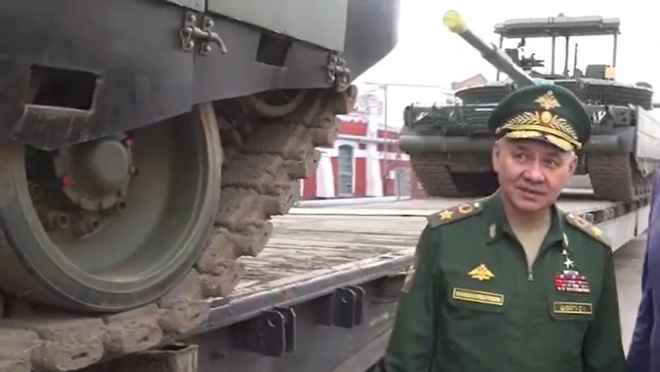 Siergiej Szojgu na tle czołgów T-80BWM