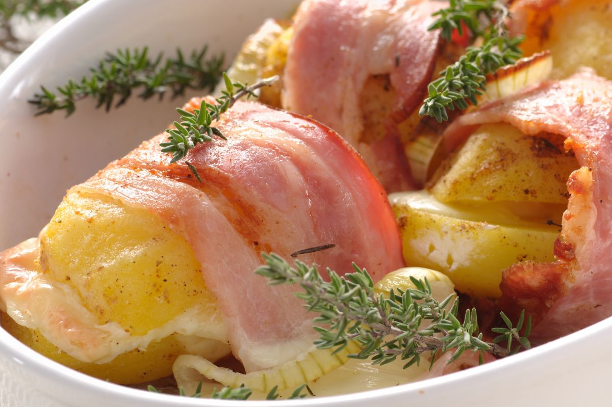 Każdego ziemniaczka owijam plastrem boczku i zapiekam. Są rumiane, chrupiące i mają kremowe wnętrze