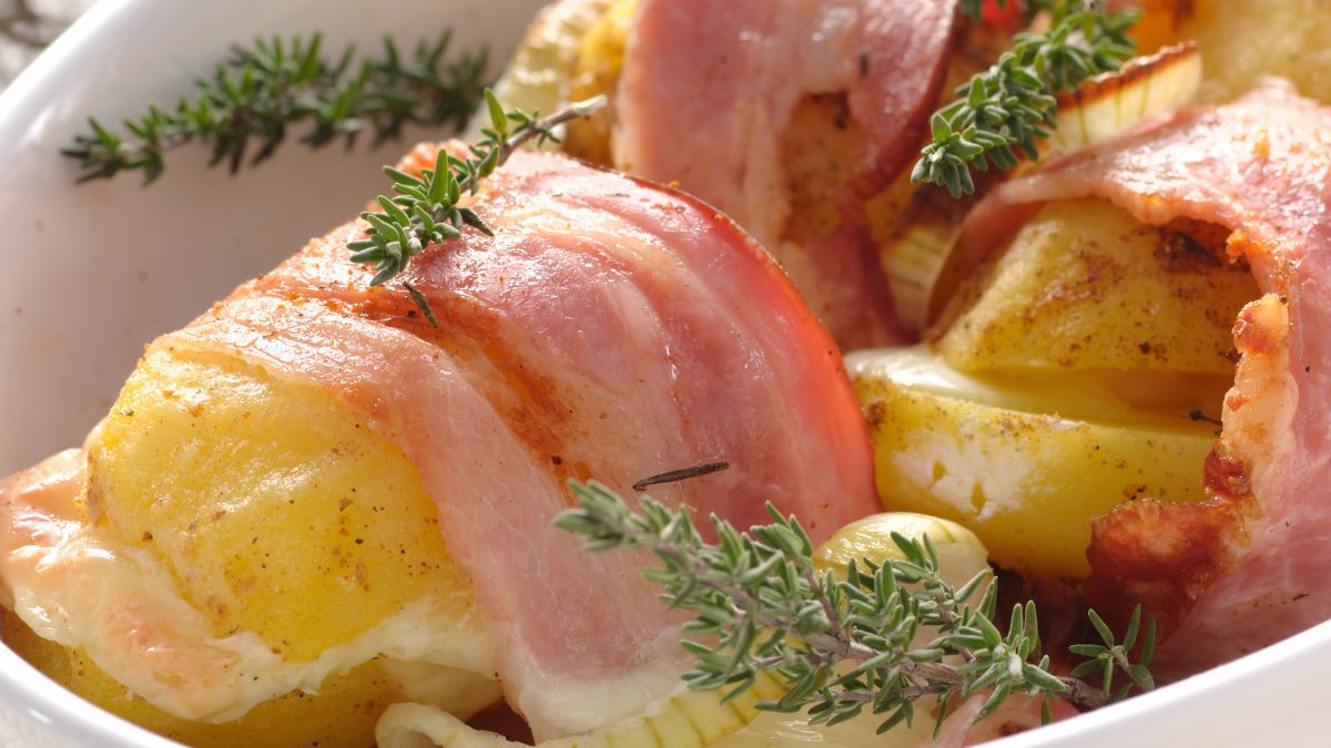 Ziemniaki pieczone w boczku to świetny pomysł na obiad