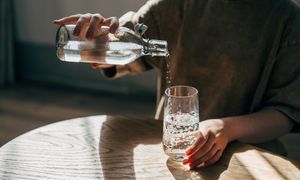 Osiem szklanek wody dziennie? Naukowcy obalają popularny mit