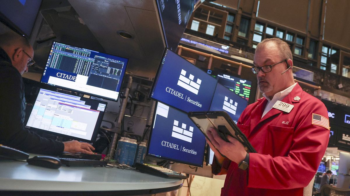 A trader works on the floor of the New York Stock Exchange (NYSE) after the opening bell in New York, New York, USA, 23 March 2026. Stock markets surged on 23 March after US President Trump announced a postponement of military strikes on Iranian energy infrastructure, citing 'productive' talks with Iran. EPA/SARAH YENESEL Dostawca: PAP/EPA.