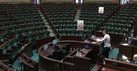Absurdalna scena w Sejmie. Został z nim tylko Bosak