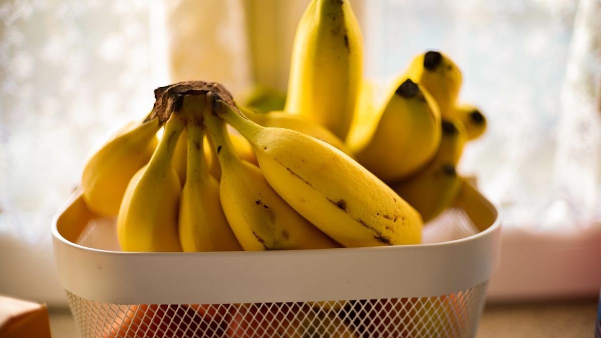 Dojrzałe banany w koszyku na owoce