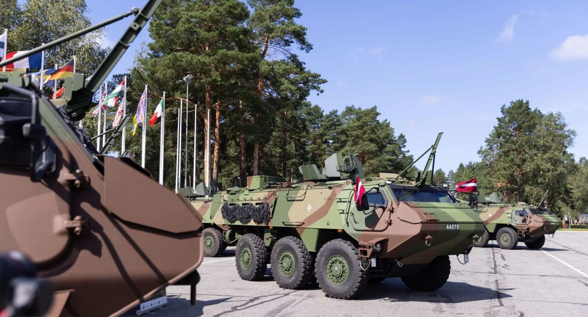 Uroczyste przekazanie pięciu kto Patria 6 × 6 łotewskim wojskom.