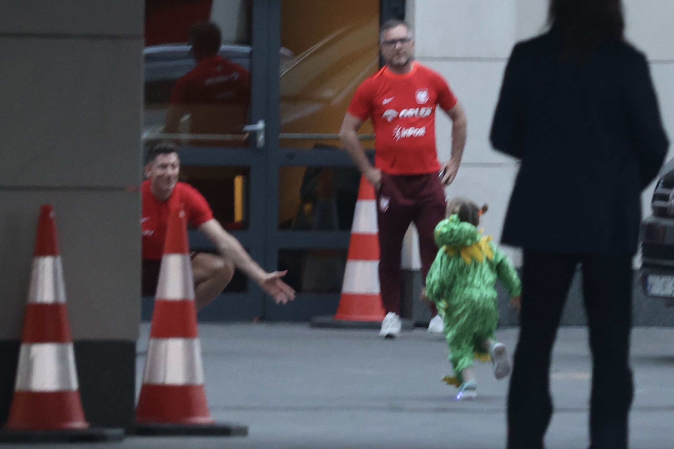 Robert Lewandowski z córkami na zgrupowaniu. Rozczulające sceny 