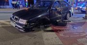 Lublin: Skoda uderzyła w sygnalizator na al. Racławickich. Kierowca nie potrafił wyjaśnić, co się stało