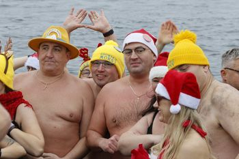 Wasilków: Plaża pełna morsów na mikołajkowy start sezonu