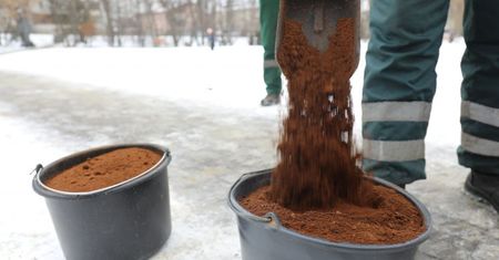 Kraków. Na ścieżkach będą rozsypywane fusy z kawy