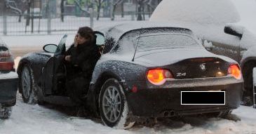 Natalia Lesz odśnieża samochód (FOTO)