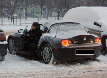 Natalia Lesz odśnieża samochód (FOTO)