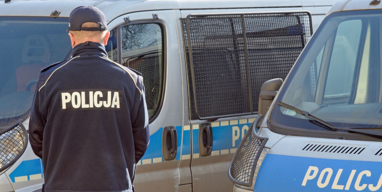 Tragedia na klatce schodowej! Zmarł bezdomny mężczyzna!
