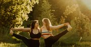 Aktywny poranek na polanie w malborskim parku. Pilates i rozciąganie na trawiastym "dywanie"