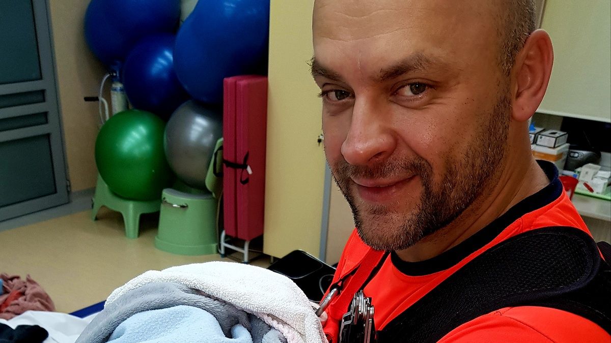 Wezwanie do rodzącej kobiety. Chłopiec przyszedł na świat w domu