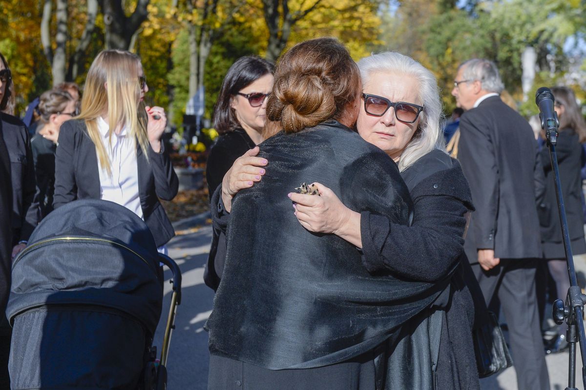 Magda Umer podczas pogrzebu Janusza Kondriatuka (AKPA)