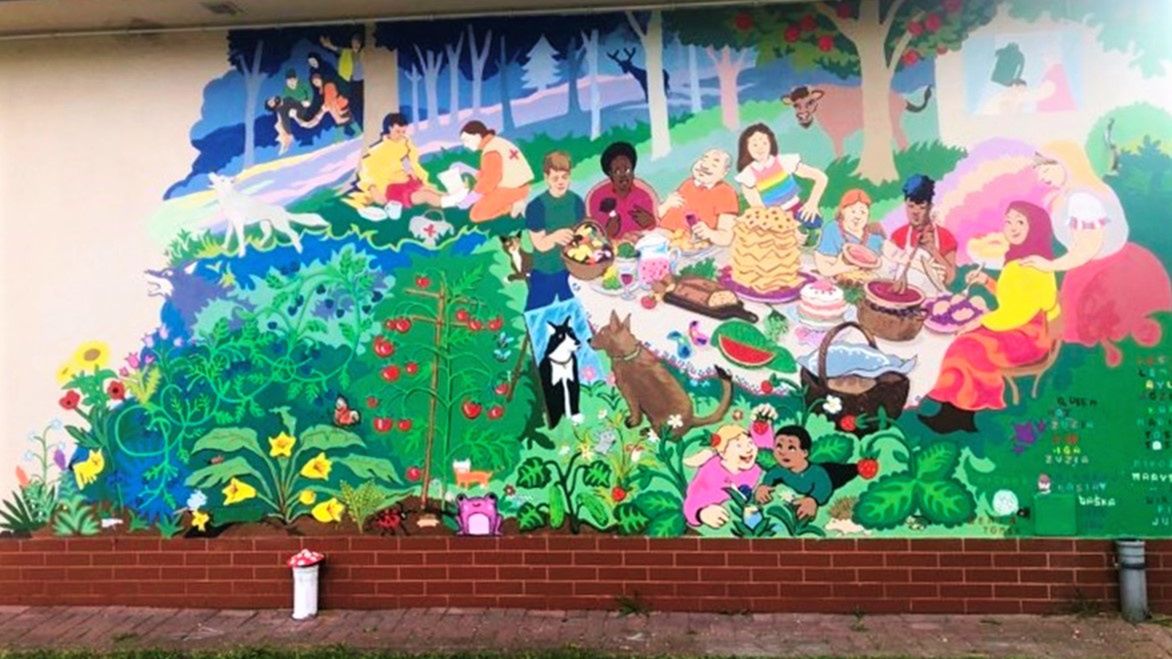 Mural na Podlasiu został zniszczony. Sprawcy "nie spodobała się" tęczowa bluzka dziewczyny