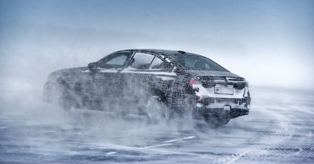 BMW i5 leci bokiem po śniegu. Niemcy chwalą się zimowymi testami