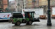 Wrocław: Potężne oblodzenie. Nawet psy ślizgają się po chodniku. 91 pługosyparek już nie wystarczy