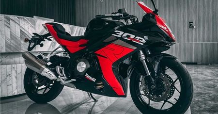 Nowe Benelli 302R bez tajemnic. Straciło nieco wagi, zyskało wyposażenie
