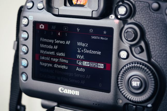 Jednym z aparatów, które oferują nagrywanie w 4K, jest Canon EOS 5D Mark IV, który kupicie w sklepie cyfrowe.pl.