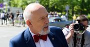Wybory 2020. Janusz Korwin-Mikke pokazał zdjęcie sprzed lokalu wyborczego. W kolejce stał na bosaka