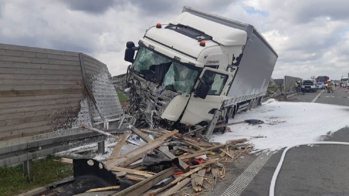 Wypadek ciężarówki i busa na S17