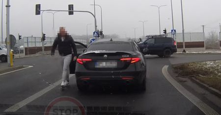 Hamowanie przed światłami i pretensje. Kierowca wyszedł z auta