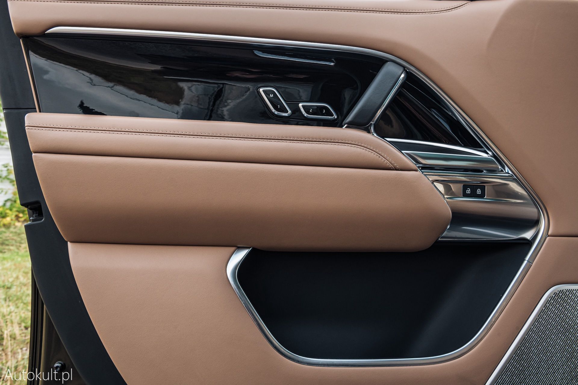 Range Rover (2022) vs Bentley Bentayga S (2022) vs Mercedes-Maybach GLS 600 (2022)