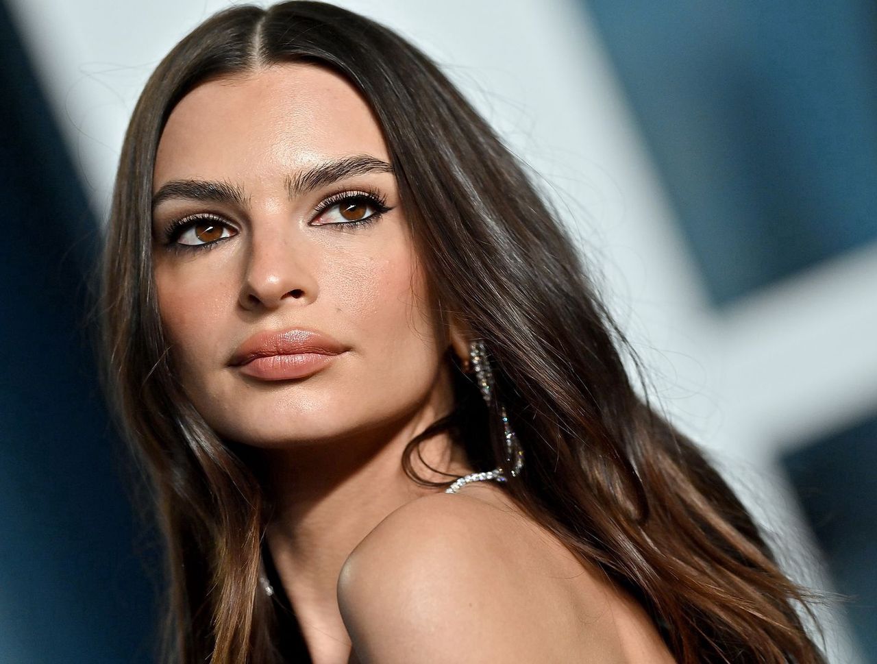 Jej biust przykrywał tylko kwiat. Emily Ratajkowski zrobiła furorę na Paris Fashion Week