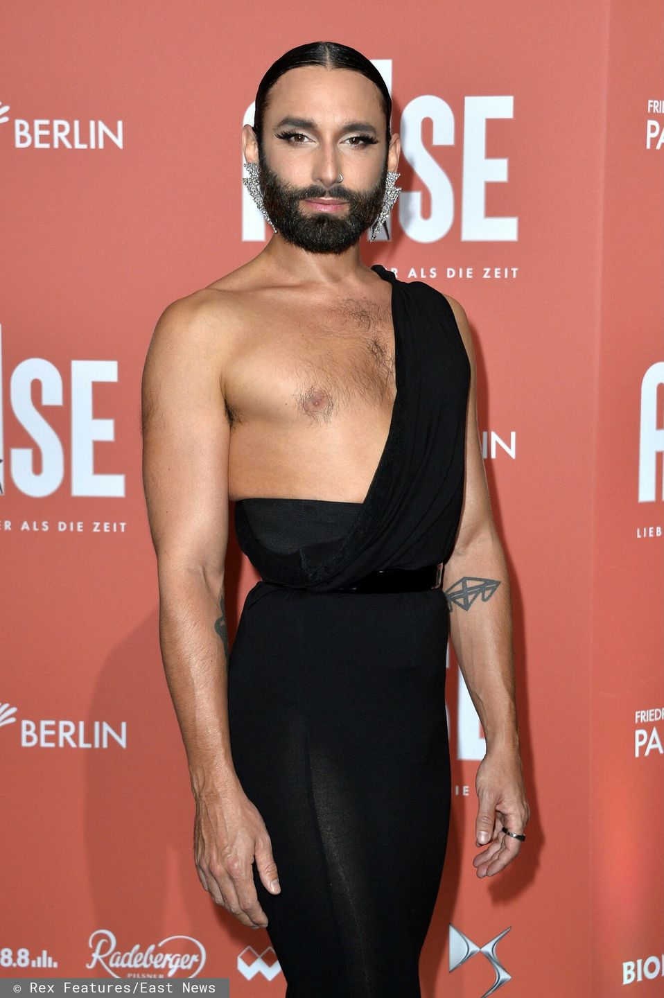 Conchita Wurst bawi się na premierze w Berlinie