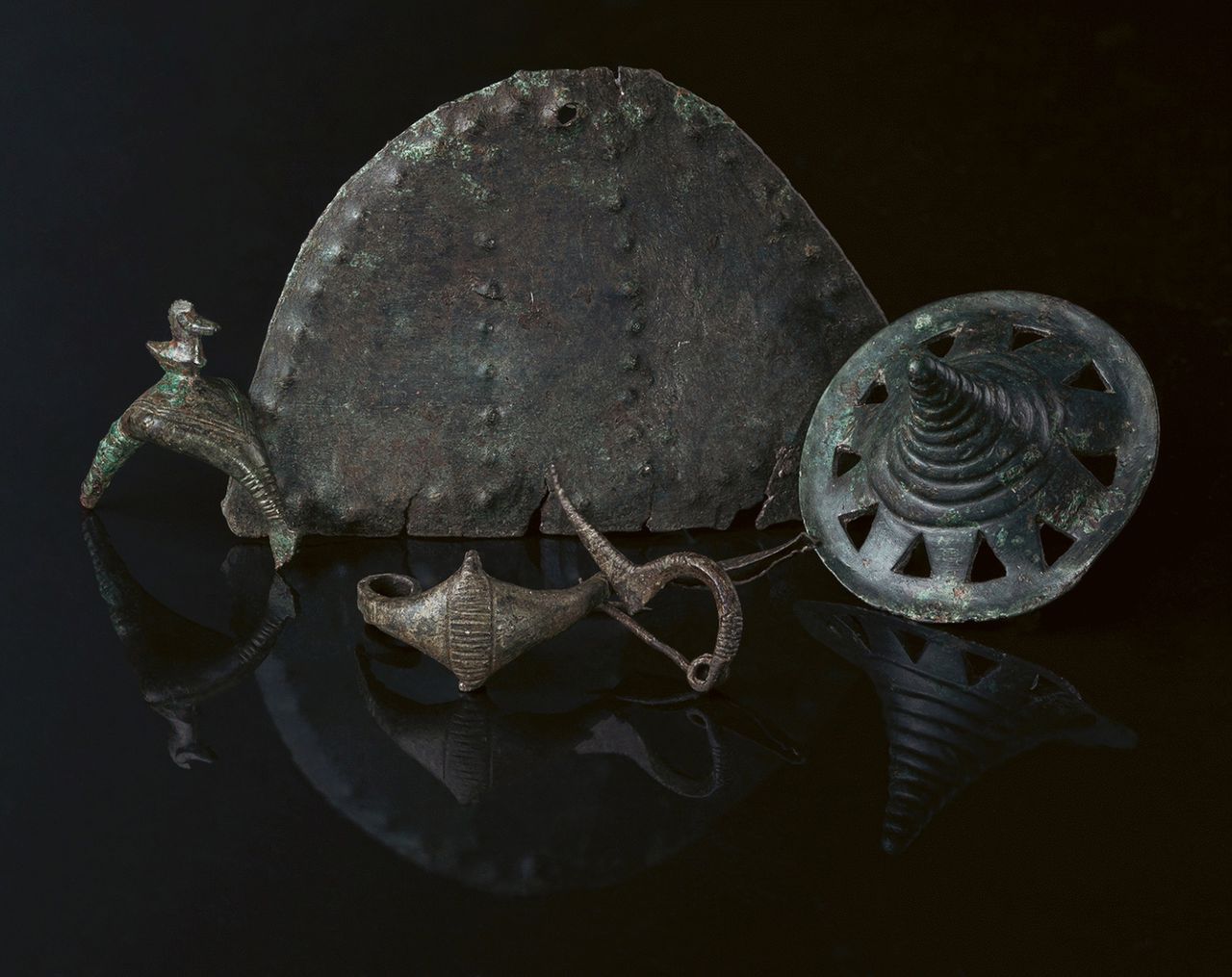 Metale z wczesnej epoki żelaza znalezione na wzgórzu Somló na Węgrzech: wyrzeźbiony dysk, broszka i duży wisiorek. Bence Soós i in., Antiquity, 2025