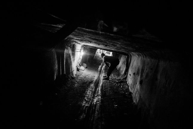 Rafah, Przemytnik oczekuje na transport towarów z Egiptu w jednym z ok 300 nielegalnych tuneli łączących Strefę z Egiptem. Tunele te są ciągle namierzane przez Izraelskie samoloty bezzałogowe i bombardowane przez myśliwce.