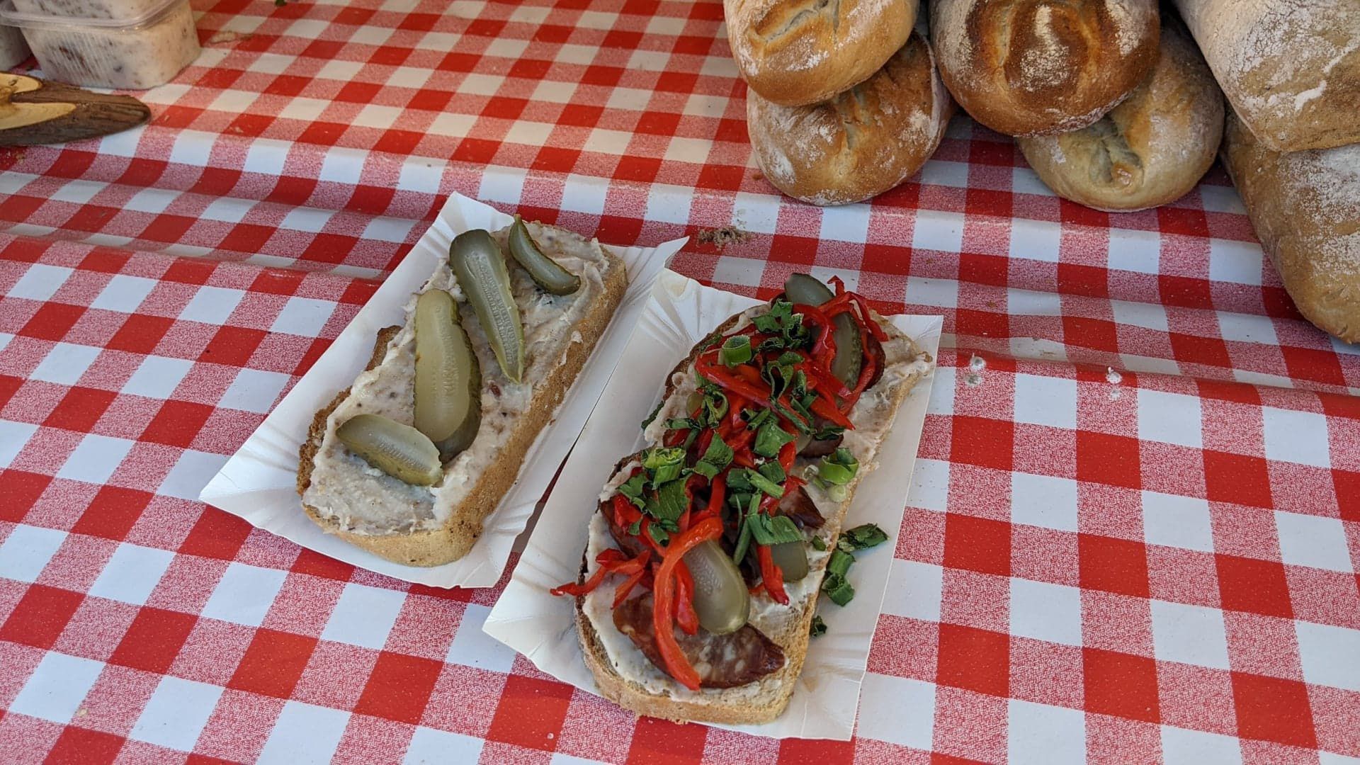 Chleb ze smalcem w dwóch wersjach