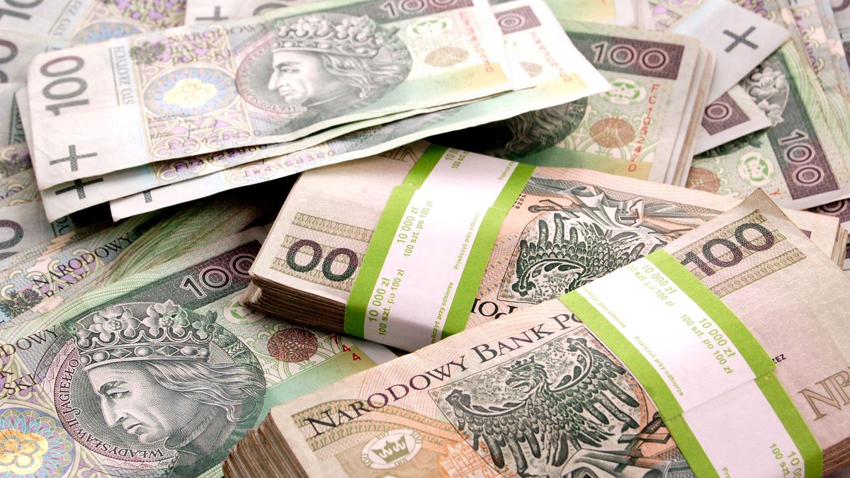 Na zdjęciu banknoty stuzłotowe