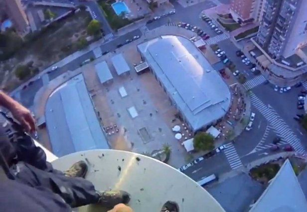 Szalony skok ze szczytu hiszpańskiego wieżowca [wideo]