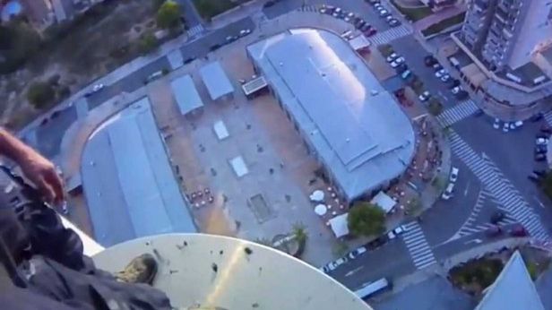 Szalony skok ze szczytu hiszpańskiego wieżowca [wideo] 1