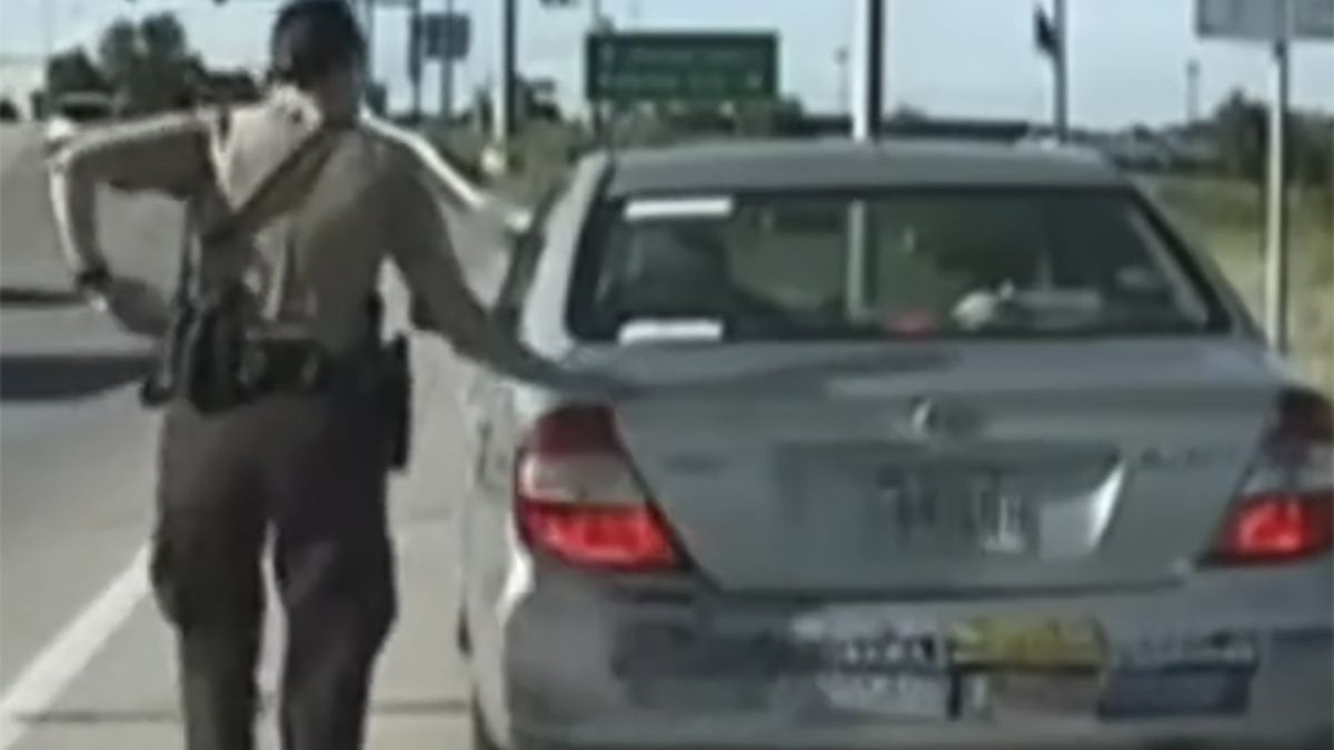 Funkcjonariusze w USA zawsze dotykają kontrolowanego auta