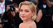 Florence Pugh w zjawiskowej kreacji na festiwalu w Wenecji. Uwagę przyciągają też buty