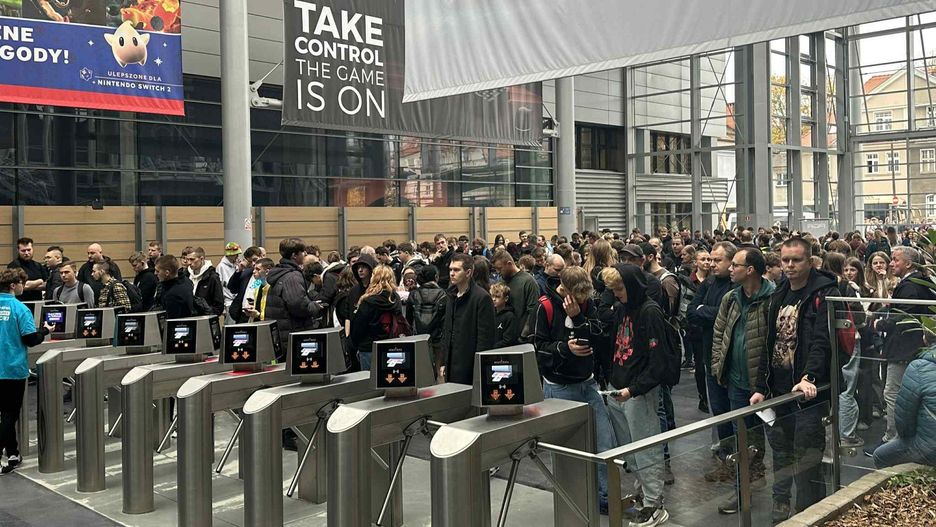 19. edycja Poznań Game Arena wystartowała! Wydarzenie trwa przez cały weekend, do niedzieli, 26 października. Jeszcze przed godziną 11:00 przed MTP już czekał tłum ludzi.
