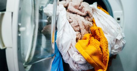 Wsyp dwie łyżki soli do pralki. Efekt będzie zdumiewający