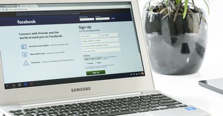"Co ty robisz na tych fotkach?" - cyberprzestępcy straszą Polki na Facebooku