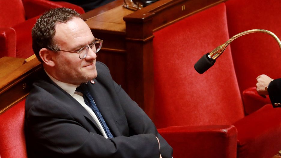 Francuski minister, który właśnie objął tekę w rządzie prezydenta Macrona po reelekcji, ma kłopoty. Jest oskarżany przez dwie kobiety o dokonanie napaści seksualnej   