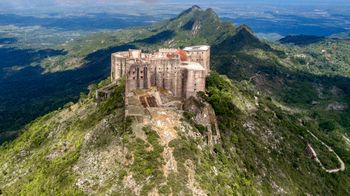 Tragedia w cytadeli. Wśród stłoczonych turystów nagle wybuchła panika