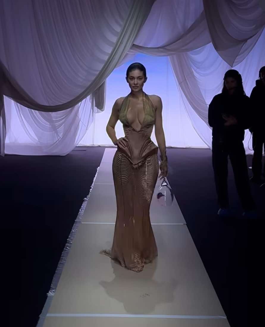 Kylie Jenner szokuje stylizacją na paryskim pokazie