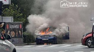 Warszawa: Pożar samochodu osobowego w Śródmieściu. Pojazd objęty był cały ogniem