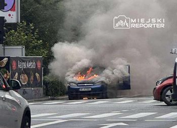 Warszawa: Pożar samochodu osobowego w Śródmieściu. Pojazd objęty był cały ogniem
