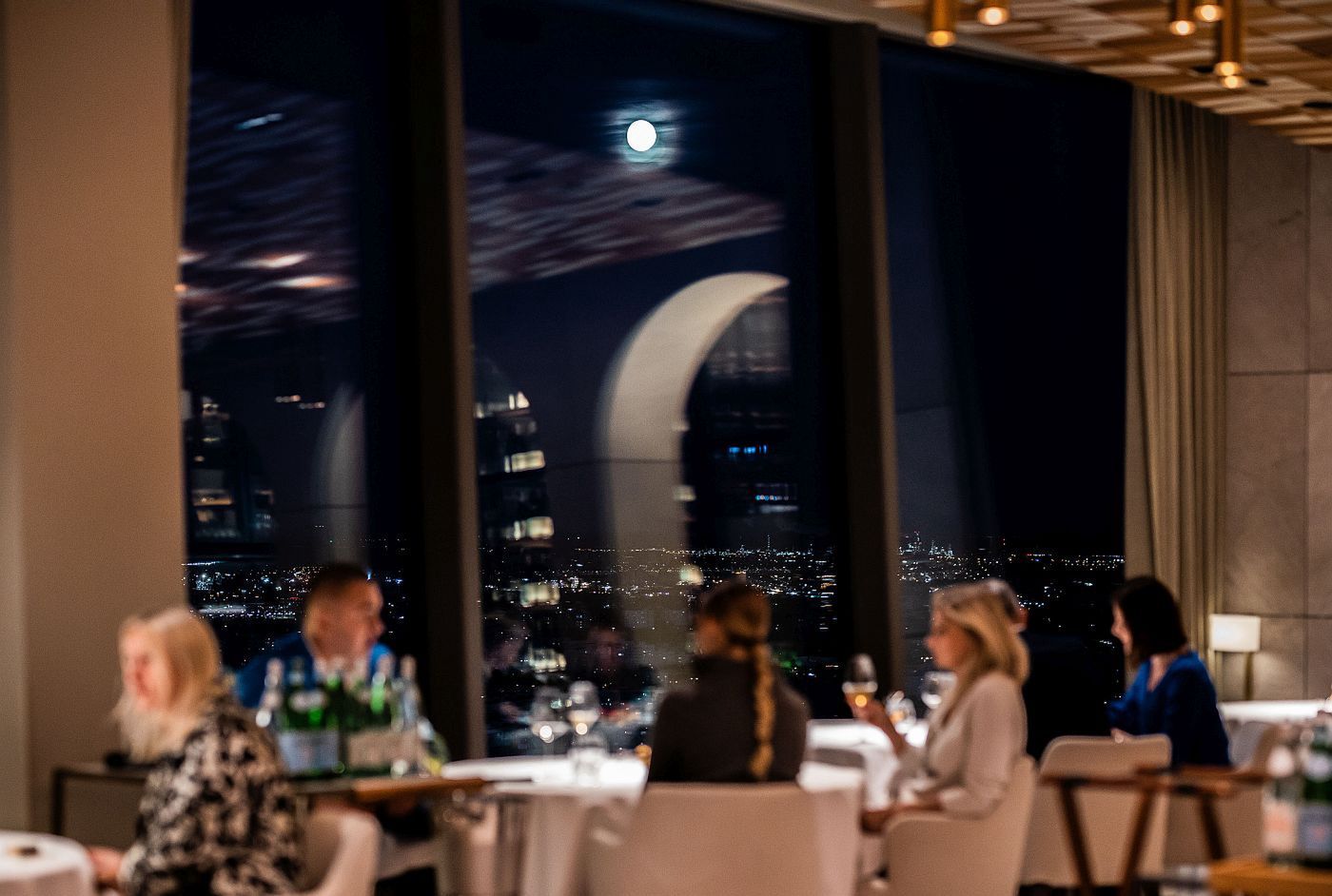 Sporo gości zostaje w restauracji do późnych godzin nocnych
